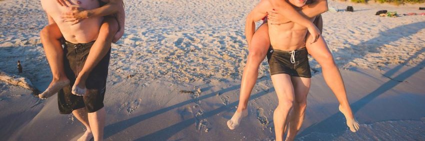 två par som har roligt på stranden